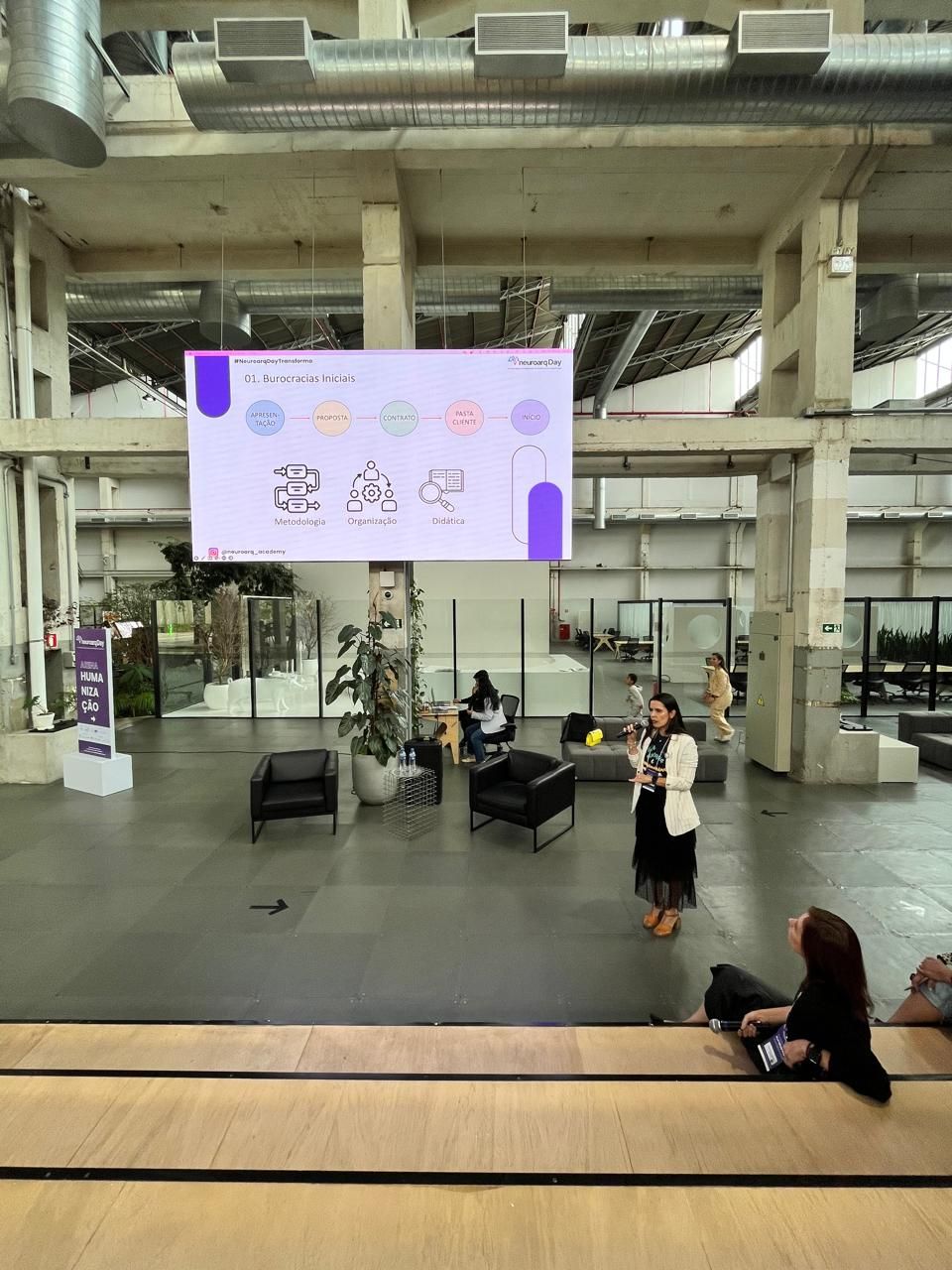 Simone Afonso palestrando no NeuroarqDay 2023