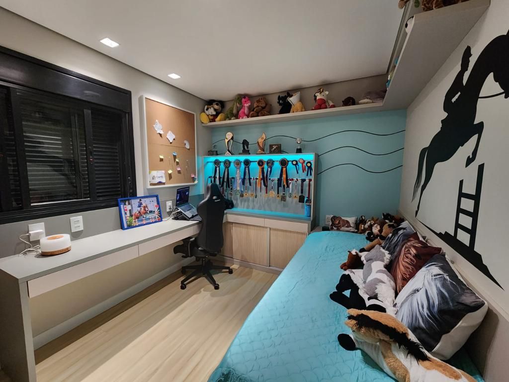 Depois: quarto com bancada de estudo, cama com colcha azul, painel iluminado para as medalhas e adesivo de cavalo saltando